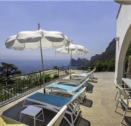 4 bedroom with pool and panoramic sea views near Serrento, sleeps 10